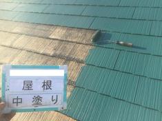 屋根塗装　中塗り施工中