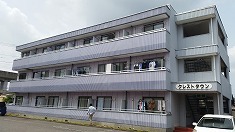 外壁塗装　施工前全景 地震によるクラック等が多々あり、劣化も進んでいました。