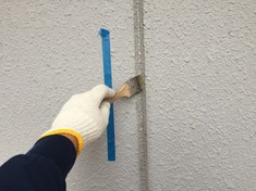 外壁コーキング プライマー コーキングを打つ前にかかせないのがプライマー塗布になります。