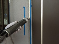 外壁コーキング コーキング プライマーを塗布し終わったらコーキングを念入りに打っていきます。