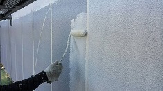 外壁塗装 下塗り1回目 高圧洗浄がおわりましたら下地処理を行い、下塗り塗装に入ります。