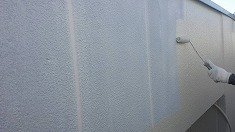 外壁塗装 上塗り1回目 下塗りが完了すると、上塗りを塗装していきます。ここではじめて色がつきます。