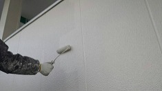 外壁塗装 上塗り2回目 上塗り1回目と同じ作業を行っていきます。外壁の工程はこれで完了となります。