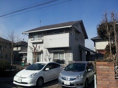 施工前の全体写真です。 色が覚めてきて全体的にチョーキングをおこしているように見えます。