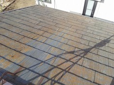 屋根 施工前 コケや藻、長年の汚れが蓄積されています。所々クラックも入っていますので補修をかけながらの屋根塗装になります。