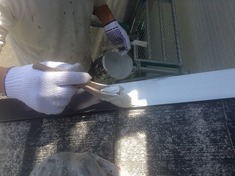 屋根塗装 板金部位 錆止めを施工中です。 屋根自体はコロニアルですが、周りを覆っている部分には錆止めを塗装してから上塗りを塗装していきます。