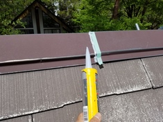 屋根 コーキング作業中