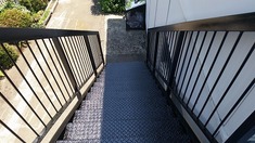 階段、塗装後 黒光しています。綺麗になり光沢もでて気持ちがいいです。