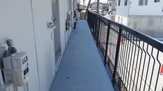 通路床、塗膜防水施工後です。 今までは床に浸透してしまっていた水もこれでハジクようになり、防水性抜群の床になりました。滑らないようにノンスリップ仕上げです。