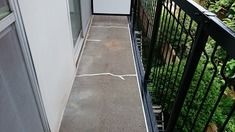 バルコニー床　コーキング（防水工事） 床の塗装をする前にこのようなクラック（ひび割れ）の補修を行います。防水をかけてもクラックが入っていては何の意味もなくなってしまいます。