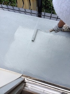 通路床、塗膜防水上塗り 塗装してしまうと雨が降った際に滑りやすく、入居者の方が怪我をされては大変なので滑りにくいように少々、骨材（砂）の入った塗料で防水していきます。俗にいうノンスリップ仕上げです。