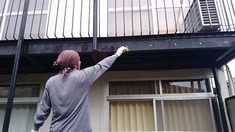 錆止め施工中 見えない場所も見える場所も手を抜いては全てが台無しです。 塗装完了後、一か所でも錆が発生すれば全てが台無しになるのでこの作業は一つ一つこなしていきます。