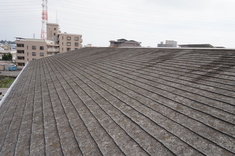 屋根は一番太陽の紫外線、雨を、浴びる所なので一番劣化する場所です。 劣化により色の方があせています。