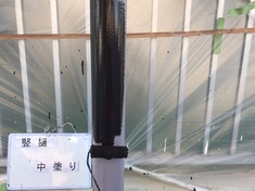 竪樋 中塗り施工中となります。