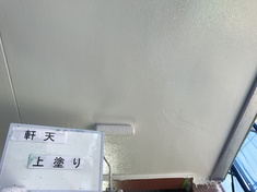 軒天 上塗り施工中となります。