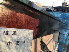 破風 中塗り施工中となります。