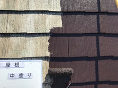 屋根 中塗り施工中となります。