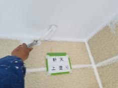 軒天 上塗り施工中です。