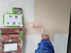 外壁 中塗り施工中です。