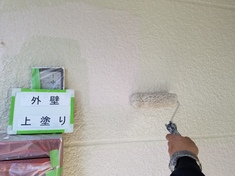 外壁 上塗り施工中です。
