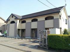 施工前全景(外壁・屋根) 屋根も外壁も建築してから一度も塗装されていないという事でしたので汚れもたまっていましたし、劣化もずいぶんしていました。