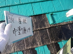 屋根中塗り塗装中 黒からグリーンになる瞬間です。塗装中晴れていましたので非常に眩しくなりました。