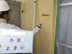 外壁 上塗り施工中