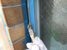 サッシ部分コーキング プライマー塗布中