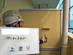 パーテーション 上塗り施工中