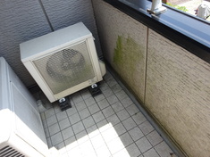 外壁塗装　施工前 コケ、藻、汚れの方が付着しています。