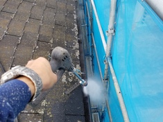 樋の中　高圧洗浄中