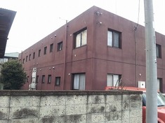 施工前　全景です。 外壁の塗装が劣化してきていました。ＲＣの建物ですので、細かいクラックは多々ありました。