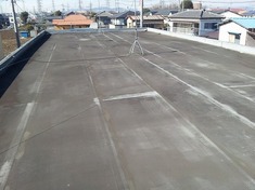 屋上防水　施工前 所々浮いている箇所がありました。シート自体は劣化していましたが、塗膜防水で対応が可能な程度でしたので部分的なシート防水の貼り直しをし塗膜防水での仕上げとしました。