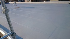 屋上防水　施工後 部分的にシートの貼り直しをし、塗膜防水をさせて頂きました。また、笠木がついていませんでしたので笠木の取付も行いました。