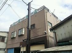 外壁塗装 施工前 全体的に劣化が進んでおり、防水も機能を果たしていないような状態でした。