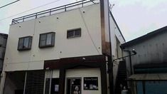 外壁塗装 施工後 看板が目立つ色合いにかわりました。 オーナー様も喜んで頂き大変良かったです。