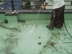 屋上防水 高圧洗浄中 陸屋根ですので汚れ雨水がたまっている箇所が多数ありました。高圧洗浄を行ってからFRP防水で補修を行います。