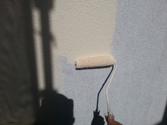 外壁塗装 上塗り中 下塗りを行った後に上塗りを塗装していきます。この上塗り材がどんなに良い塗料であっても下塗りと密着しないと全て無意味な工事になってしまいますので、経験と知識を生かし塗料の選定を行っていきます。