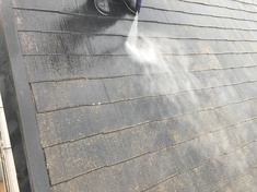 高圧洗浄で屋根に付着しているコケと汚れを落としていきます。 