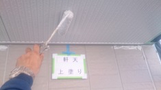 軒天 上塗り施工中