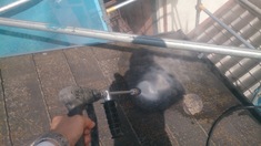 屋根高圧洗浄中 長年の汚れが蓄積された部分を綺麗に高圧で洗浄いたします。
