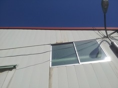 外壁塗装　施工前 鉄板サイディングが浮いてきてしまっています。