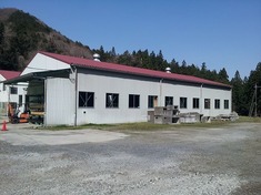 塗装工事　施工前 この建物が２個あり今回両方塗装工事を行わせて頂きます。