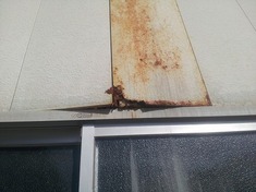 外壁塗装　施工前 外壁の中が錆びて朽ちてきてしまっています。