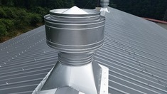 屋根塗装　施工後 煙突部位もシルバーにて塗装しました。 煙突の中の鳥除けが雨漏れをおこしていたので直してからの塗装を行いました。