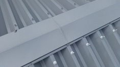 屋根塗装　施工後 ボルトキャップもはめて塗装工事が完了となりました。