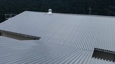 屋根塗装　施工後 このアングルでみると大きい屋根です。２棟がつながった工場になります。