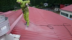 屋根塗装 高圧洗浄中 この広い屋根を機械で隅々まで高圧洗浄していきます。