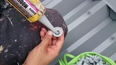 屋根塗装 ボルトキャップ 塗装が完了したらボルトキャップをはめていきます。取れないようにコーキングを充填しキャップをはめていきます。