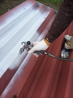 屋根塗装 下塗り 錆止め塗料の塗装になります。この工程を行わずに塗装を行うとすぐに錆びが発生してしまいます。